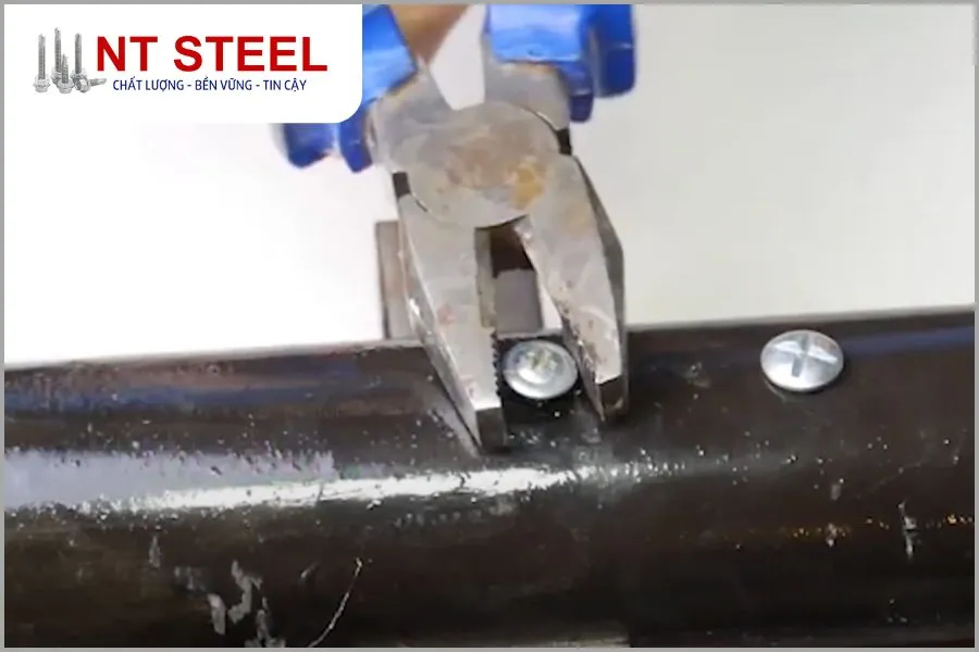 Sử dụng kìm để mở ốc không cần tua vít một cách hiệu quả