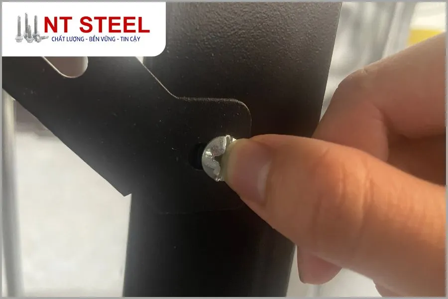 Thao tác vặn ốc nhỏ không cần tua vít bằng móng tay khi ốc đã lỏng