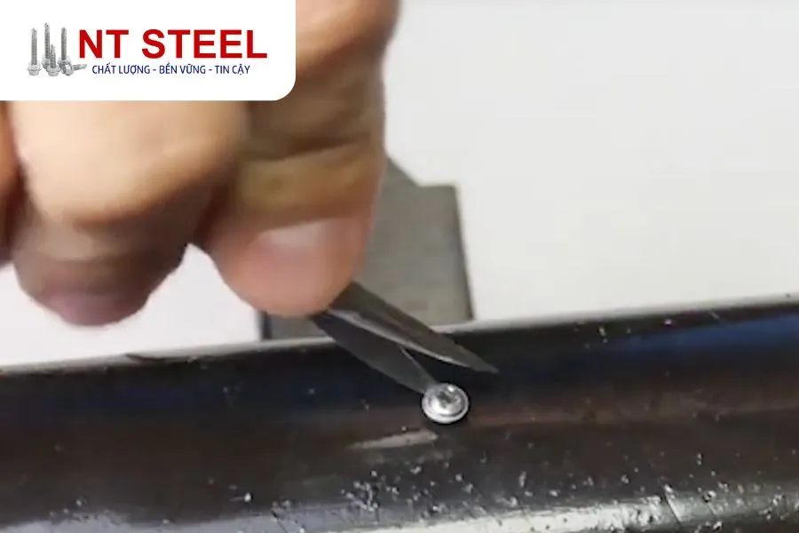 Sử dụng đầu kéo nhỏ để vặn ốc không cần tua vít khi cần tháo vít