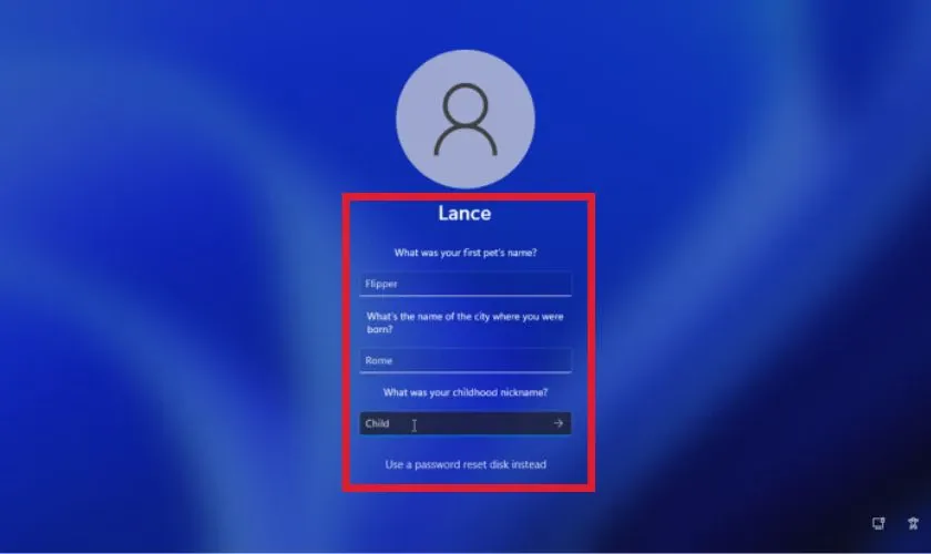 Người dùng trả lời các câu hỏi bảo mật theo hướng dẫn, một bước cần thiết để mở máy tính khi không nhớ mật khẩu.