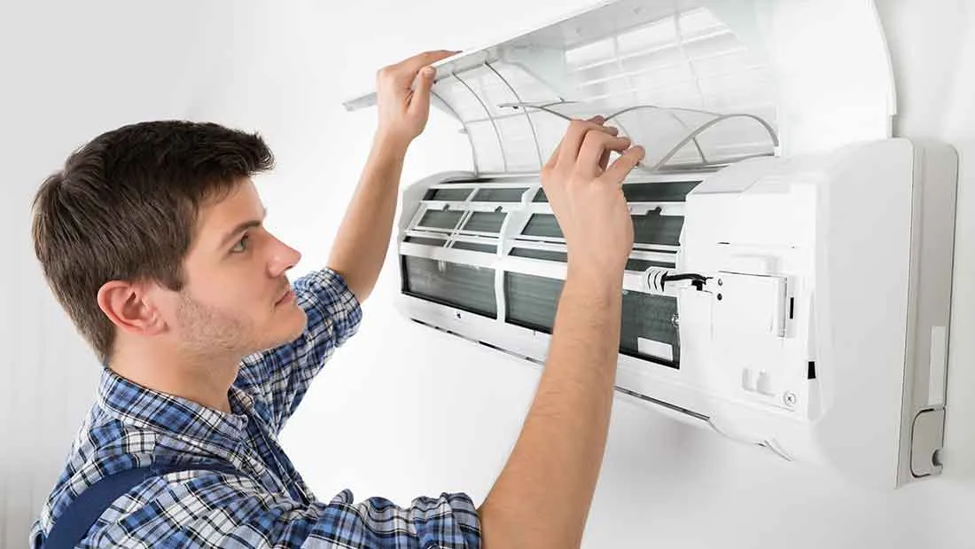 Thực hiện cách tháo vệ sinh máy lạnh Daikin bằng việc lau chùi kỹ lưỡng mặt nạ dàn lạnh.