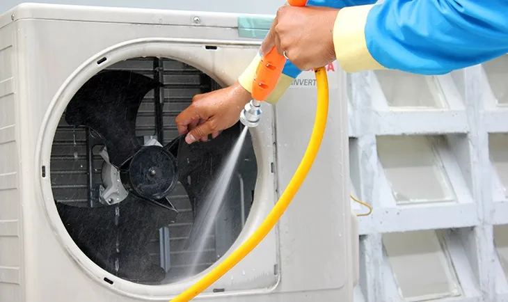 Làm sạch quạt dàn nóng là một phần không thể thiếu trong cách tháo vệ sinh máy lạnh Daikin toàn diện.