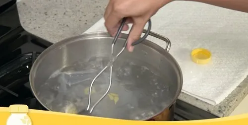 Tiệt trùng các bộ phận của máy hút sữa Medela bằng phương pháp đun sôi truyền thống