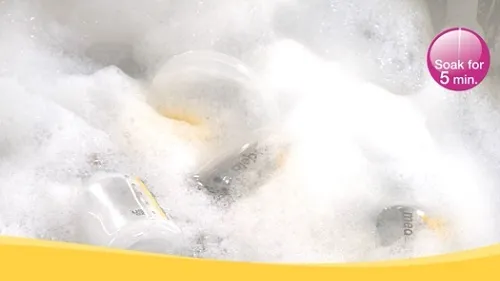 Vệ sinh các bộ phận máy hút sữa Medela bằng dung dịch tẩy rửa chuyên dụng