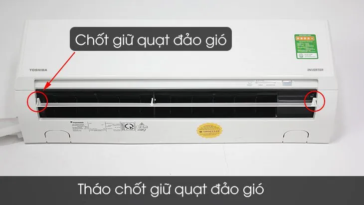 Tháo chốt giữ quạt đảo gió của máy lạnh Toshiba để dễ dàng tiếp cận và vệ sinh dàn lạnh