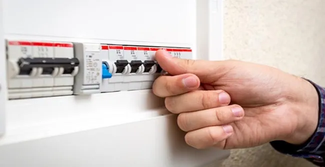 Ngắt Nguồn Điện Trước Khi Thực Hiện Cách Mở Máy Lạnh Toshiba Vệ Sinh