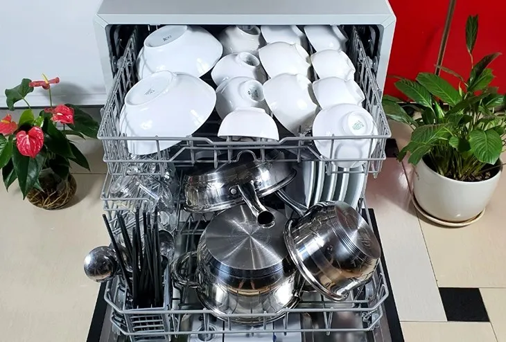 Cách sắp xếp bát đĩa bẩn vào khoang rửa của máy rửa chén Electrolux