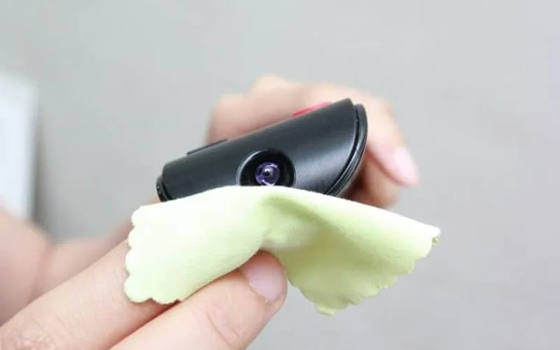 Nếu mắt nhận tín hiệu của remote bị lỗi, bạn hãy lau nhẹ hay nhờ kỹ thuật viên kiểm tra và sửa chữa hoặc thay thế