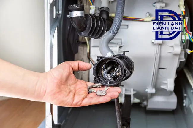 Cách Sửa Máy Giặt Cửa Ngang: Hình ảnh kỹ thuật viên đang kiểm tra bo mạch điều khiển máy giặt