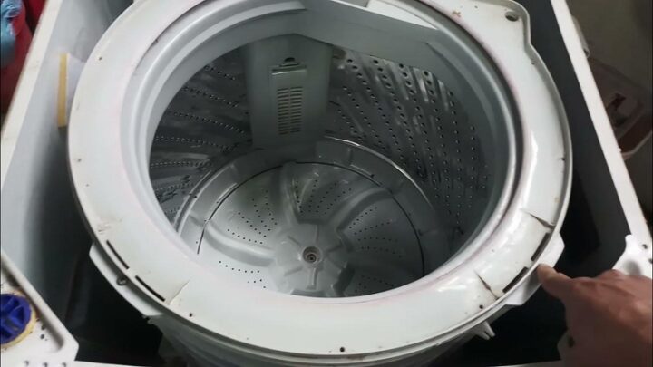 Kiểm tra mâm giặt máy giặt LG cửa trên bị bám bẩn trước khi vệ sinh