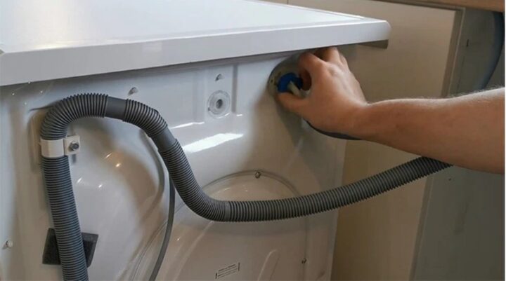 Ngắt nguồn điện và khóa van cấp nước an toàn trước khi vệ sinh máy giặt