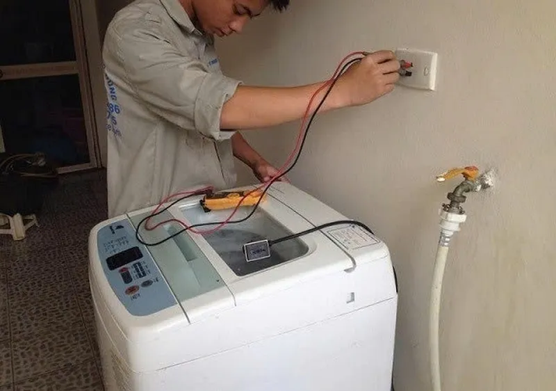 Hình ảnh minh họa cách lắp đặt máy giặt Aqua cửa trên đơn giản và hiệu quả