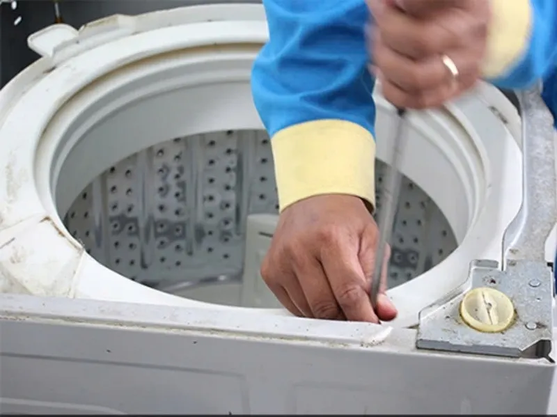 Tháo bulông cố định lồng giặt trước khi vận hành máy giặt Sanyo