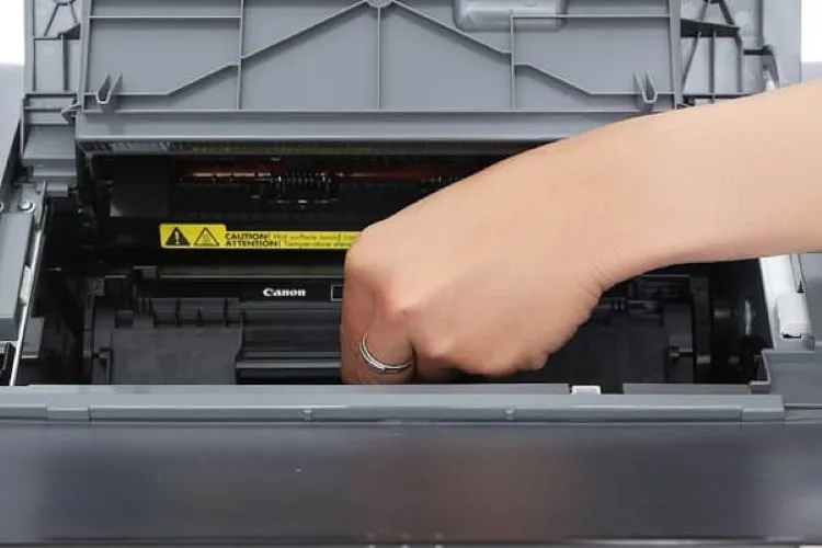 Mở nắp máy in để tiếp cận khu vực chứa mực