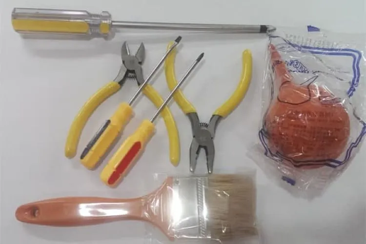 Bộ dụng cụ cần thiết để lắp mực vào máy in