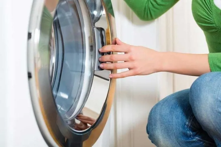 Máy giặt Toshiba đang khóa trẻ em với biểu tượng ổ khóa