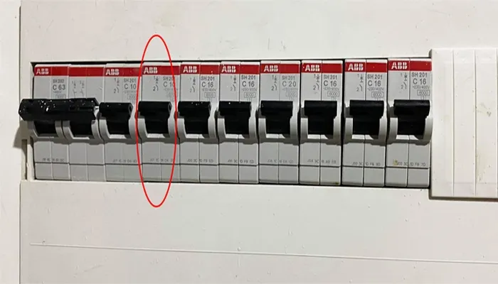 Hình ảnh máy giặt Toshiba đang vận hành bị mất điện đột ngột, có thể dẫn đến việc nắp bị khóa