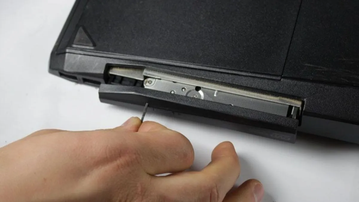 Kẹp giấy được sử dụng để xử lý khay đĩa DVD bị kẹt trên máy Acer.