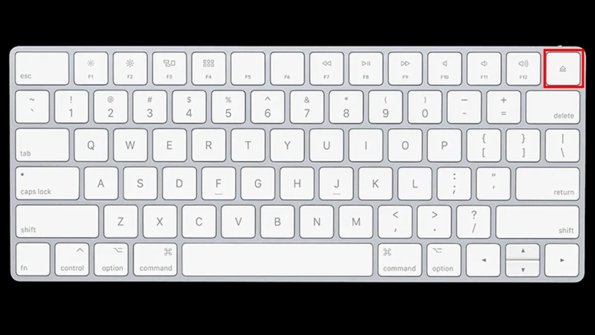 Người dùng MacBook tìm và nhấn chọn phím Eject trên bàn phím để mở ổ đĩa.