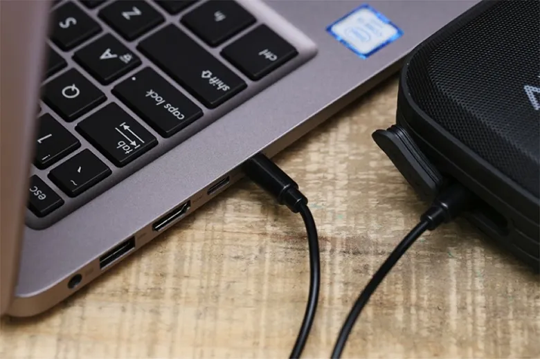 Kiểm tra kỹ lưỡng các cổng kết nối và giắc cắm loa trên máy tính để tìm cách sửa loa máy tính