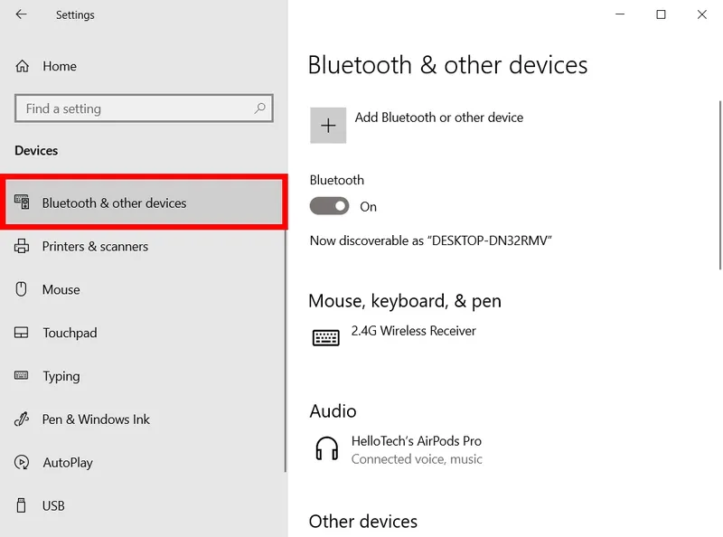 Người dùng đang kiểm tra cài đặt Bluetooth để reset kết nối loa, giải pháp cho loa máy tính không dây