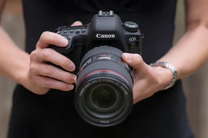 Một máy chụp ảnh Canon DSLR đang bật, tượng trưng cho việc allintitle:cách sử dụng máy chụp ảnh Canon và làm quen với các thiết lập cơ bản.