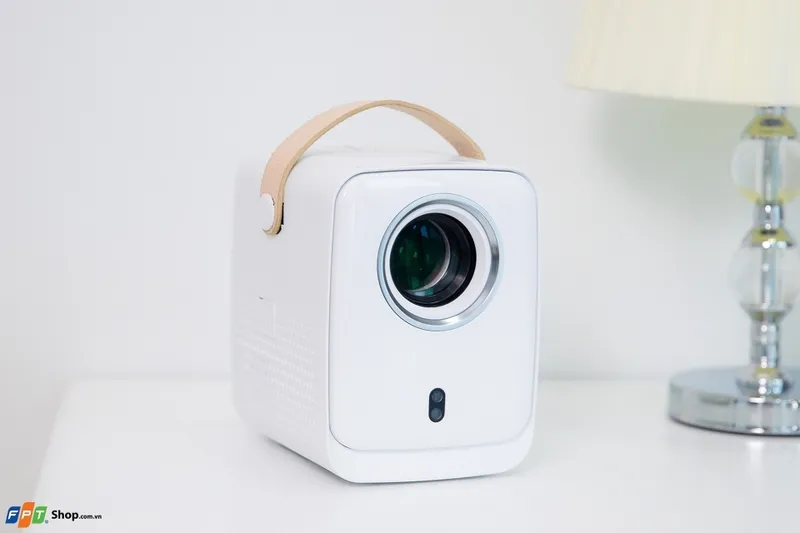 Máy chiếu mini kết nối không dây tiện lợi cho điện thoại, giải trí gia đình.