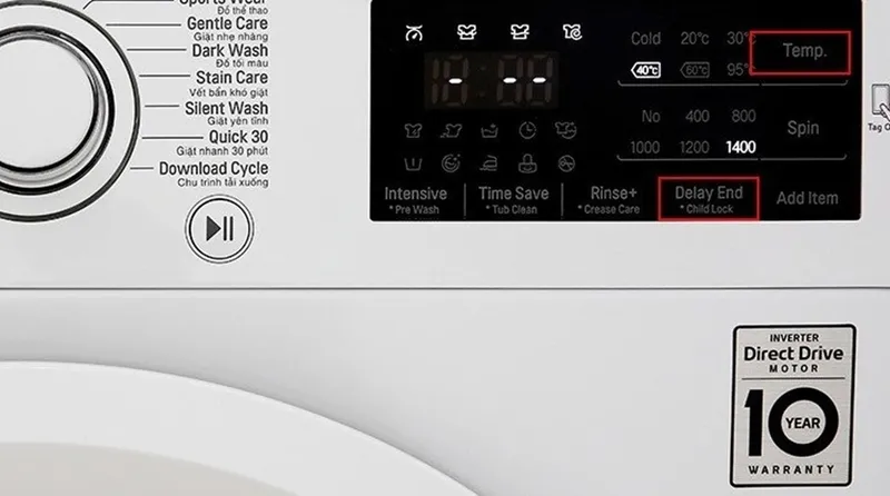 Một tay đang nhấn giữ đồng thời nút Temp và Delay End trên máy giặt LG cửa ngang