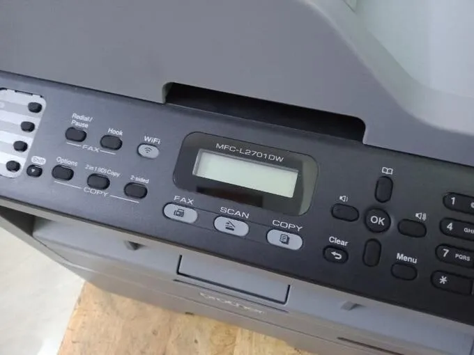 Bảng điều khiển và các nút bấm chức năng trên máy in Brother giúp người dùng dễ dàng sử dụng