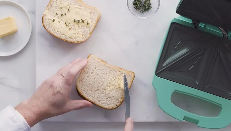 Cách sử dụng máy nướng bánh mì sandwich cho nguyên liệu vào