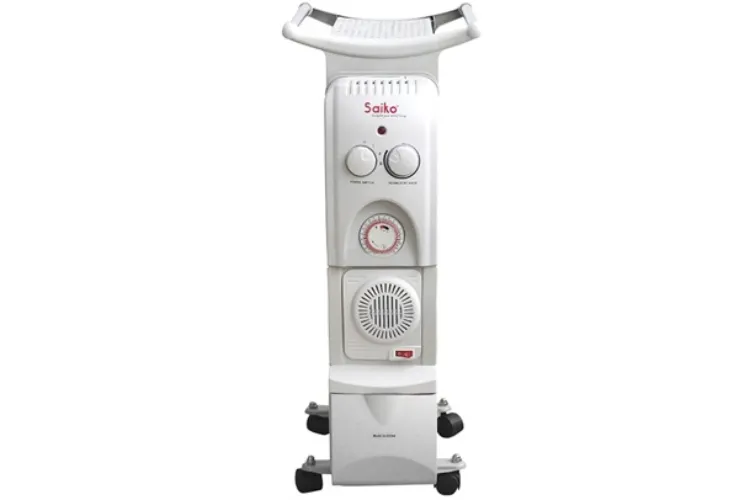 Máy sưởi dầu Saiko đang được lắp đặt bánh xe, thể hiện bước chuẩn bị quan trọng trước khi vận hành