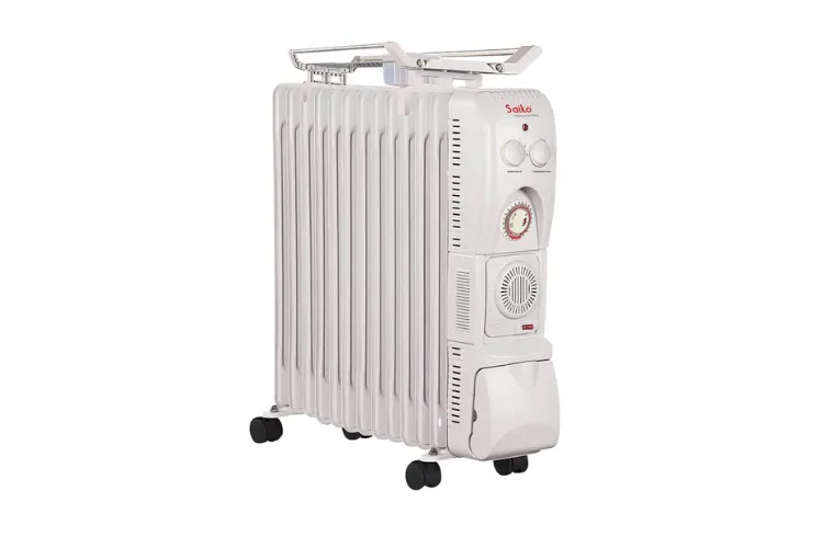Máy sưởi dầu Saiko với bánh xe và vị trí đặt máy trong phòng khách