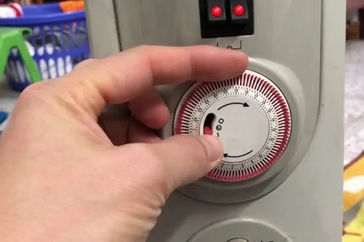 Bảng điều khiển máy sưởi dầu Saiko với núm xoay công suất và đồng hồ hẹn giờ