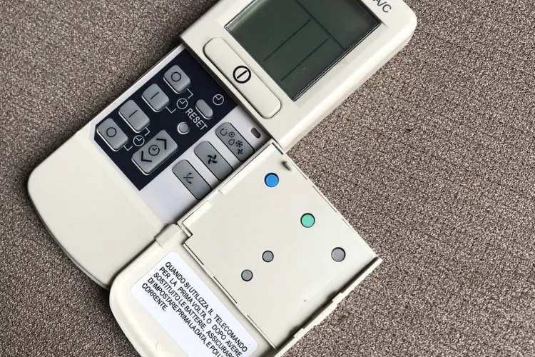 Tháo vỏ mặt trước máy lạnh Hitachi