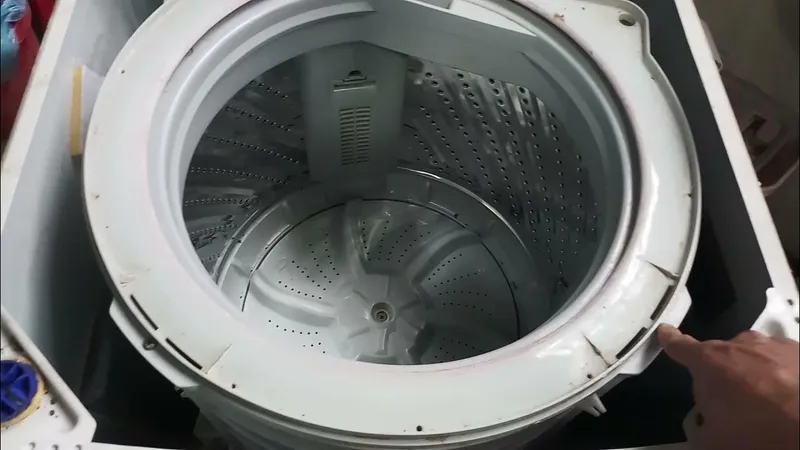 Thợ sửa máy giặt đang chuẩn bị dụng cụ như tua vít và cờ lê để tháo mâm máy giặt LG cửa trên