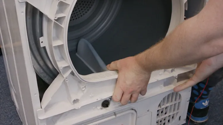 Di chuyển máy giặt Electrolux để tiếp cận ống xả nước phía sau dễ dàng hơn, chuẩn bị cho quá trình tháo lắp và vệ sinh định kỳ.