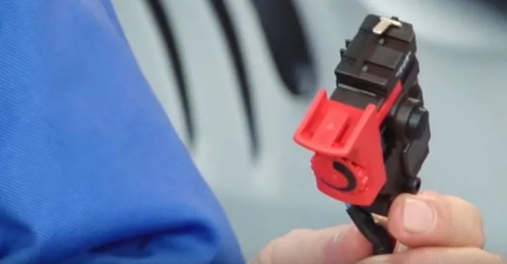 Khi thay công tắc cho máy khoan, nhớ chọn cùng loại và cùng hãng với công tắc cũ để tương thích tốt với thiết bị