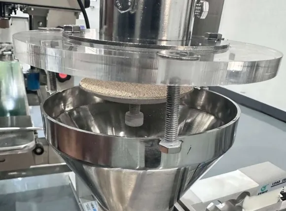 Hình ảnh ứng dụng máy cân định lượng trục vít trong ngành thực phẩm, cho thấy quá trình định lượng bột ngũ cốc hoặc hạt vào bao bì.