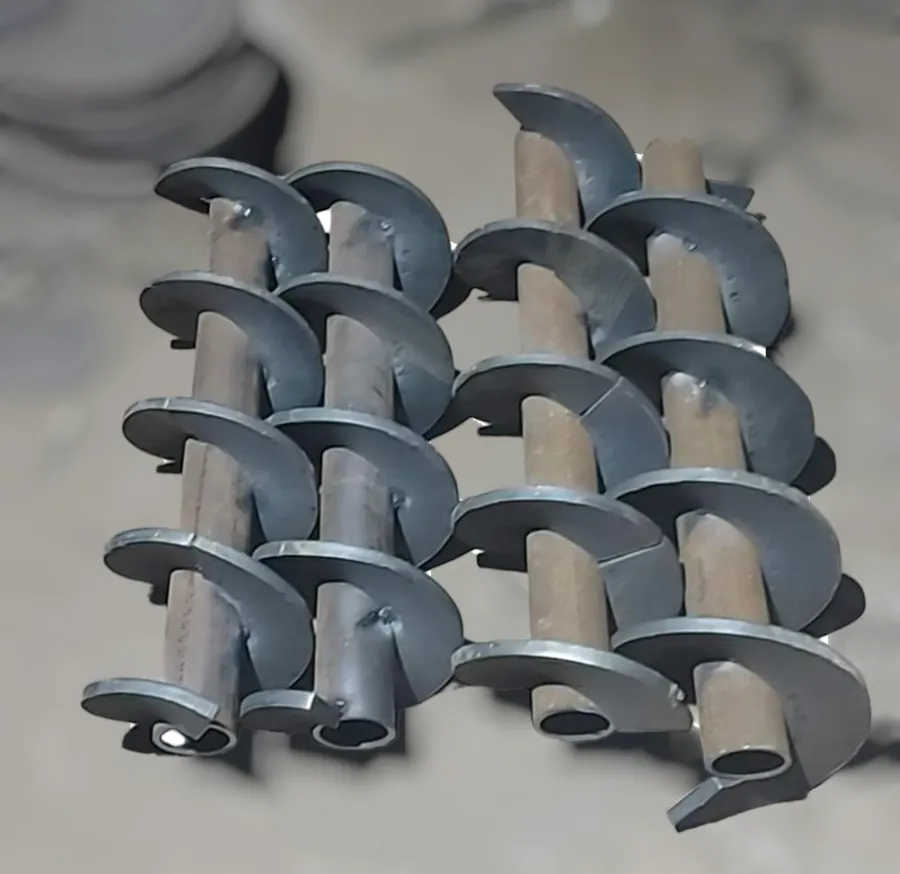 Lắp ráp cánh vít tải vào trục vít để hoàn thiện