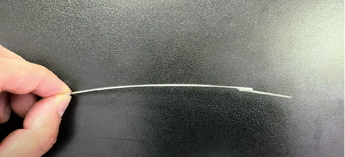 Thợ xăm thực hiện kỹ thuật bẻ kim đi nét, chuẩn bị cho cách lắp kim máy xăm chuyên nghiệp.