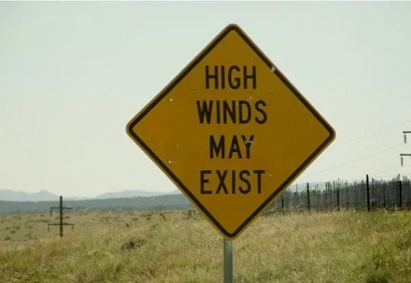 Sự hỗ trợ của chân máy giúp thiết bị hoạt động tốt trong điều kiện gió mạnh