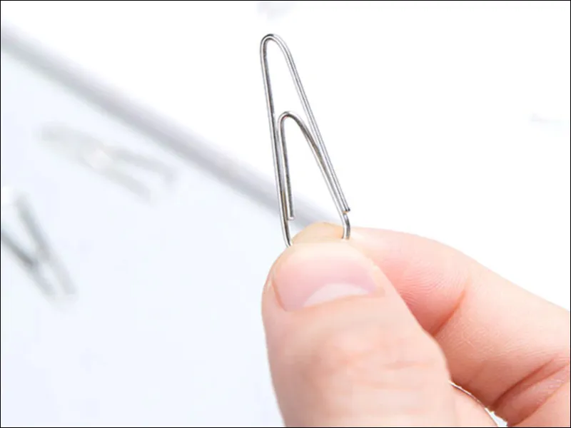 Dùng kẹp giấy để chọc SIM