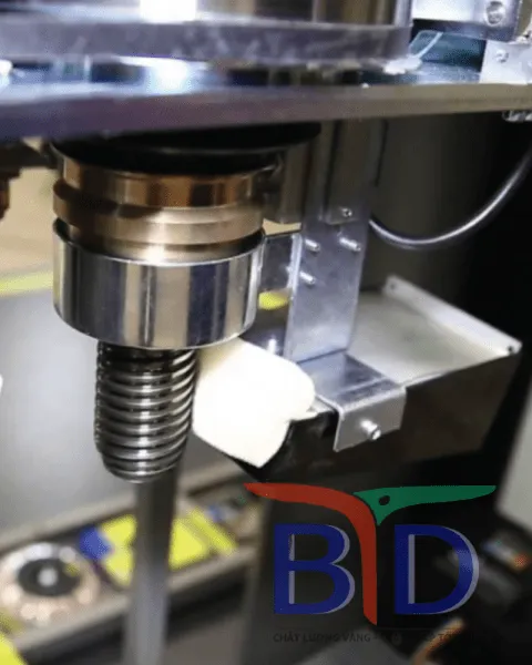 Mô phỏng chi tiết allintitle:cấu tạo của thang máy trục vít với động cơ và hệ thống truyền động