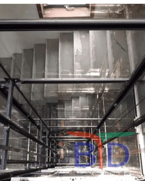 Sơ đồ nguyên lý hoạt động của thang máy trục vít thể hiện sự đơn giản và hiệu quả