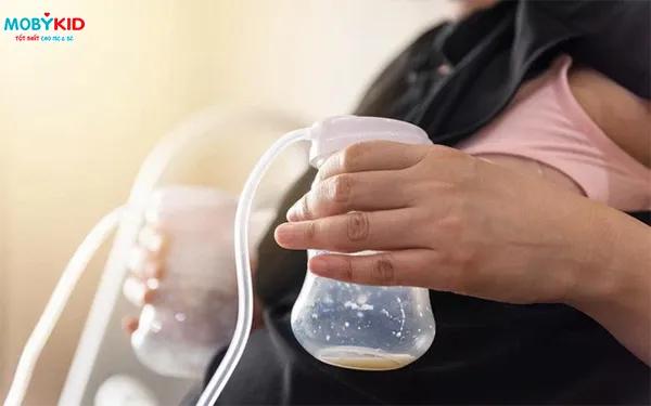 Mẹ đang sử dụng máy hút sữa điện đôi, minh họa cách hút sữa hiệu quả và đúng kỹ thuật.