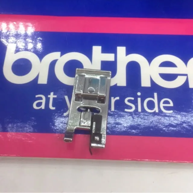 Chân vịt vắt sổ Brother F015N trên máy