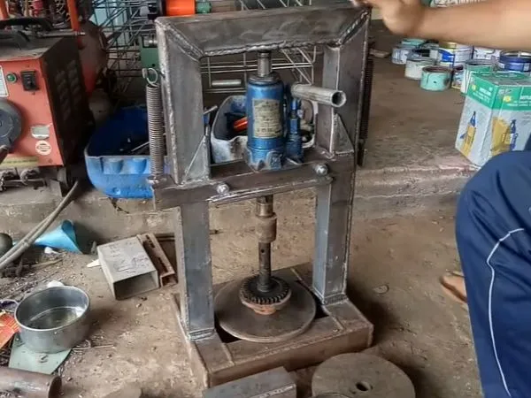 Chế máy ép thủy lực sau khi hoàn thiện