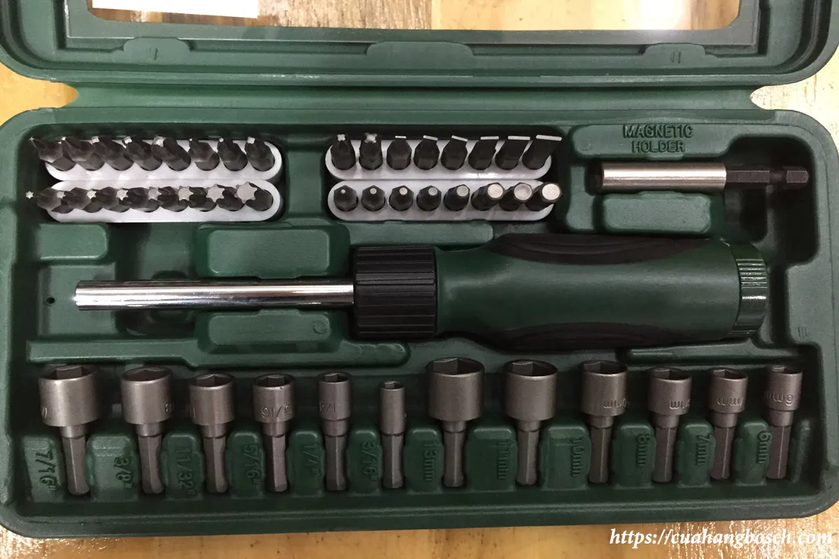 Tổng quan các chi tiết bên trong allintitle:bộ vặn vít đa năng Bosch, hiển thị sự đa dạng của đầu vít và phụ kiện