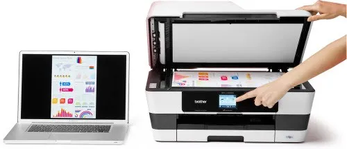 Người dùng đang chỉnh sửa tài liệu đã quét bằng phần mềm chuyên dụng, minh họa cách sử dụng máy scan Epson hiệu quả