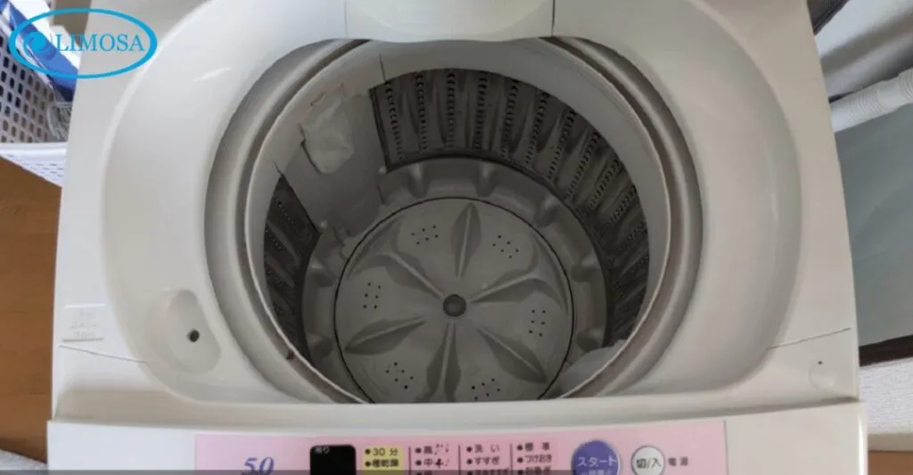 Minh họa cách cho quần áo vào lồng giặt máy Mitsustar đúng chuẩn, tránh quá tải